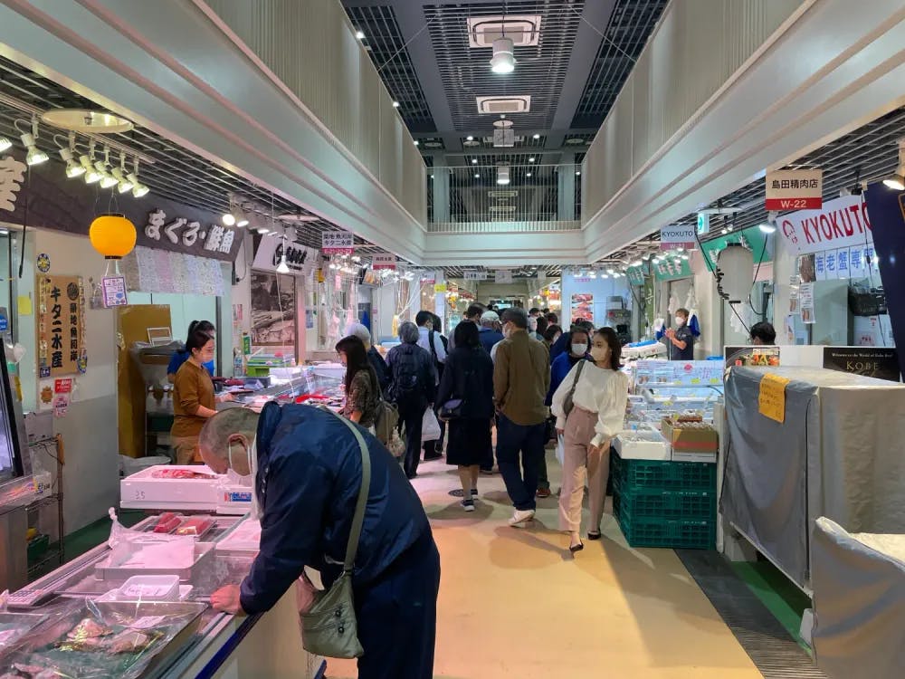 Fishmongers inside Tsukiji Uogashi in Tsukiji, Tokyo