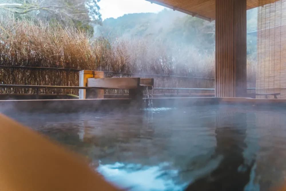 https://pitarijapan.com/_next/image?url=https%3A%2F%2Fres.cloudinary.com%2Fmyuze%2Fimage%2Fupload%2Fv1666608324%2Flarge_Onsen_84ce0bb65a.webp&w=3840&q=75