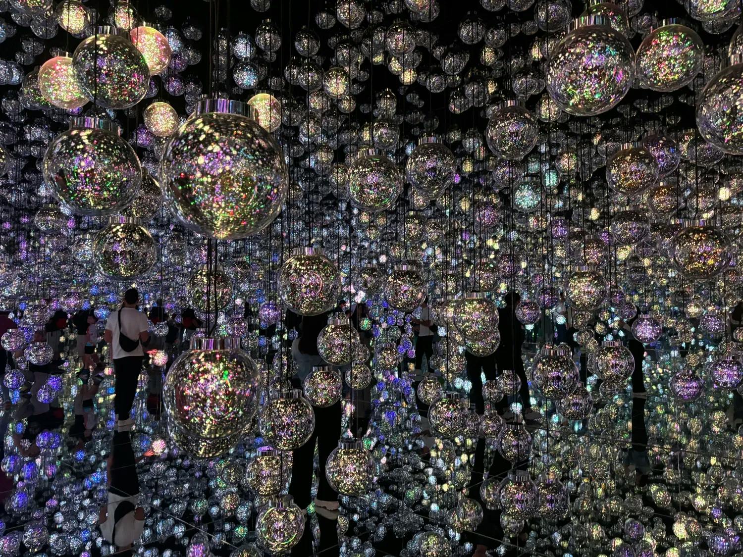 teamLab Planets Floating Bubbles