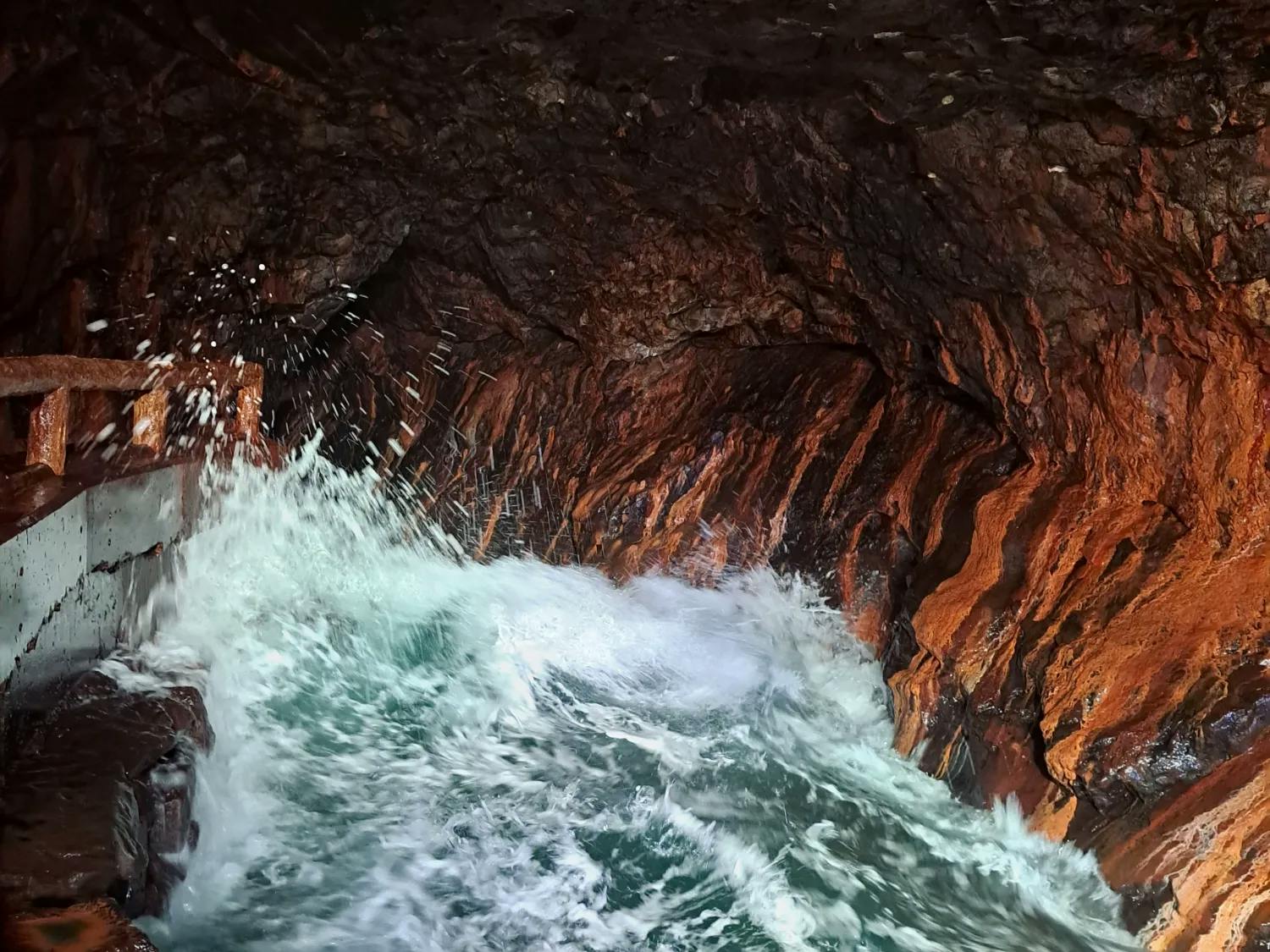 Wave in Sandanbeki Cave